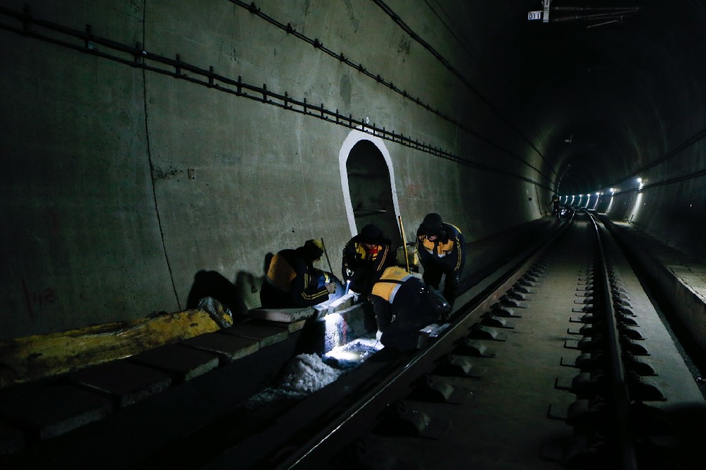 炉霍铁路运营隧道病害现状